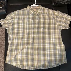 Short sleeves button down plaid shirt